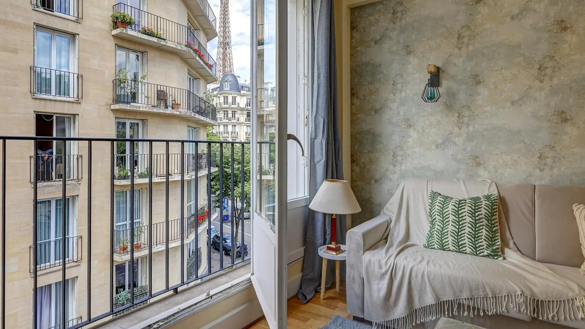 Champ De Mars & Eiffel Tower - 1br - Cityapartmentstay *