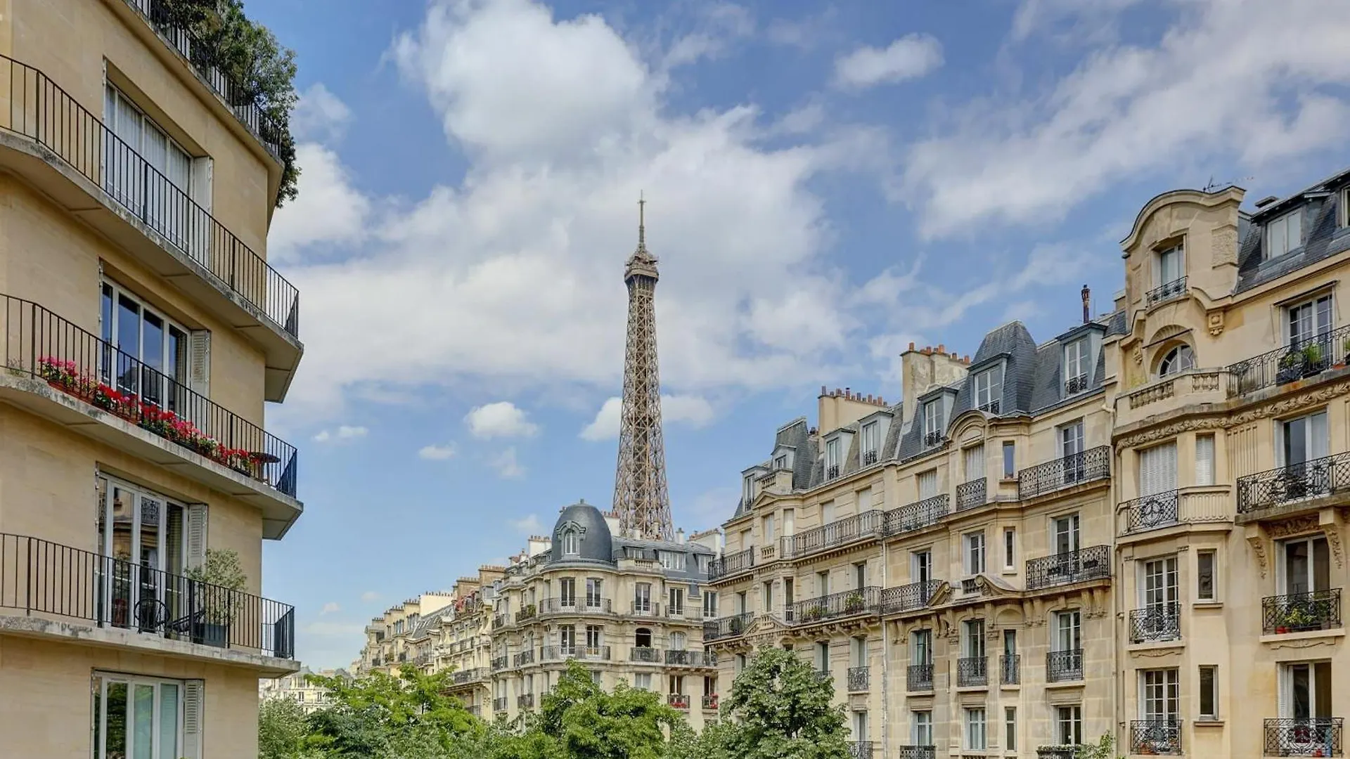Apartment Champ De Mars & Eiffel Tower - 1br - Cityapartmentstay *